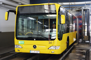  Gelenkbus in der Durchfahr-Waschanlage, speziell eingestellt für eine Waschzeit von einer Minute. Der Wasserbedarf bei diesem Fahrzeug beträgt 150 Liter. Ein Drittel davon ist Regenwasser, das im Nachsprühbogen das Fahrzeug klar spült. 