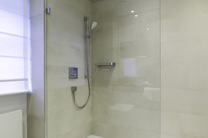  Für hohe Dichtheit der bodenebenen Duschbereiche empfahl der ausführende Installateur „BetteFloor Side“ Duschflächen mit wandseitig aufgekanteter Zarge. 