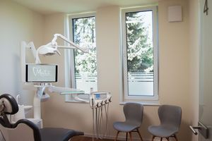  Insgesamt wurden 20 „Vento Expert DUO A30-1 W“ in der Zahnarztpraxis verbaut – davon jeweils zwei Geräte in jedem Behandlungszimmer.  