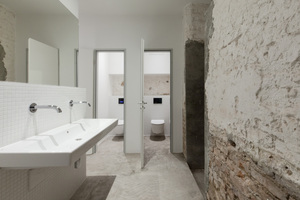  Der gradlinige Doppelwasch­tisch und die schlicht-modernen WCs der Serie „Keramag iCon“ von Geberit passen hervorragend zum minimalistischen Stil des Artspace KanyaKage in Berlin. 