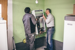  Zunächst wurde das Wärmepumpen-Innengerät an die Wand angebracht. Dann bereitete der Installateur den Heizungs- und wasserseitigen Anschluss des Gas-Brennwertgeräts vor. Mit rund 30 kg kann die „HPU hybrid“ von zwei Personen an der Befestigung aufgehängt werden. 