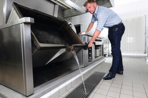  Als hochleistungsfähiges Entwässerungssystem bewältigen die Rinnen, Roste und Bodenabläufe den hygienischen Ablauf selbst großer Wassermengen mit einem hohen Anteil an fettigen Speiseresten. 