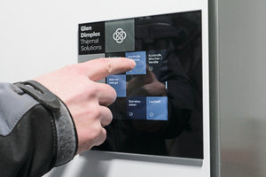  Das interaktive Touch-Display führt in einfachen Schritten den Kundendienst durch die Inbetriebnahme des Wärmepumpensystems.  