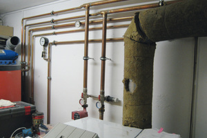  Das Abgasrohr weist eine Dämmung auf, aber die Wärmeverteilungs- und Warmwasserleitungen nicht. 
