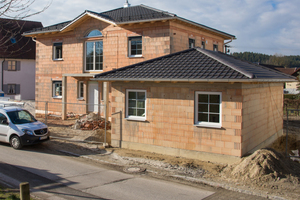  Das neue Eigenheim der Familie Oberloher ist ganz nach den persönlichen Bedürfnissen gebaut. Komfort und Energieeffizienz gehörten dabei mit zu den Vorgaben der Bauherren.  