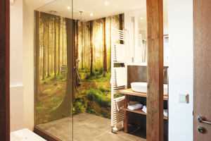 Das neu gestaltete Badezimmer in Zimmer 16 kann sich dank HSK sehen lassen: Die Duschabtrennung „Walk In Pro, RenoDeco“ mit Individualdruck und der Designheizkörper „Line“ machen es zu einem geräumigen, behaglichen und individuellen Hingucker. 