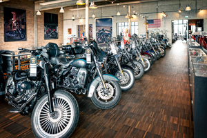  Im „House of Flames“ erwartet Harley-Davidson-Fans eine große Angebotspalette – von zahlreichen Motorrädern bis hin zum kleinteiligen Zubehör. 