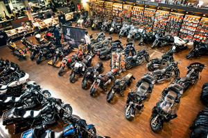  Im „House of Flames“ erwartet Harley-Davidson-Fans eine große Angebotspalette – von zahlreichen Motorrädern bis hin zum kleinteiligen Zubehör. 