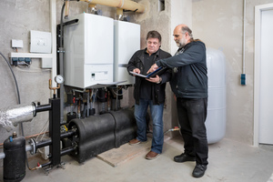  Walter Maygatt und Progas-Fachberater Helmut Diewald (links) werfen einen Blick auf die Brennwertthermen aus dem Hause Vaillant. Die Geräte versorgen Verkaufsbereich und Fertigungshalle mit Wärme. 