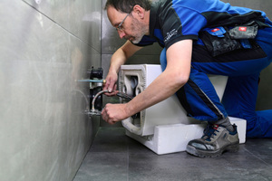  Der Anschluss des stromlosen Dusch-WCs gestaltet sich für den Fachmann ähnlich einfach wie die Installation einer Duschbrause. 