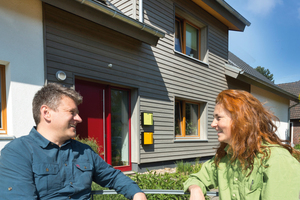  Im Zuge eines ganzheitlichen Gebäudekonzepts ließ Bauherr René Willnat (links) die thermische Gebäudehülle aufstocken sowie eine Solarthermieanlage auf dem Dach und eine Pellet-Brennwertheizung im Keller installieren. 