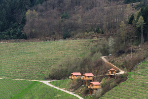  Mitten in der malerischen Umgebung der Vorbergzone des Schwarzwalds hat Familie Huber eine Pension für Wanderer und Fahrradtouristen eröffnet. In den Hang hinein gebaut stehen die Hütten auf Stützpfeilern.  