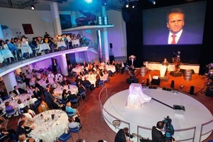  VisionärGeschäftsführer Manfred Faustmann bei seiner Begrüßungsrede im Do-X teatro  
