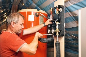  Speicher auf dem DachbodenAuf dem Dachboden schließt Installateur Peter Werner die Solar-Pumpenstation an den Warmwasserspeicher an 