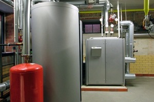  Zur GrundversorgungDie Wärmegrundversorgung übernimmt eine Sole/Wasser-Wärmepumpe „Vitocal 300“ von Viessmann  