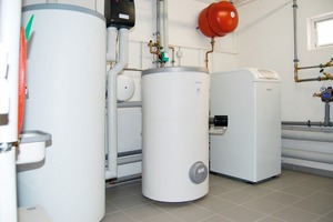  Platz im AufstellraumDie Wärmepumpe „SensoTherm“ steht rechts, in der Mitte der Brauchwasserspeicher, links der Pufferspeicher 