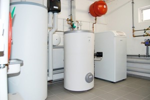  Platz im AufstellraumDie Wärmepumpe „SensoTherm“ steht rechts, in der Mitte der Brauchwasserspeicher, links der Pufferspeicher 