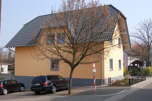  UnsichtbarVon den Erdsonden, die rechts und links auf Höhe der Hausecken gesetzt wurden, ist nach dem Bepflanzen nichts mehr zu sehen 