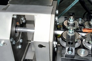  Millimetergenaues ArbeitenAufbringen der Aluminiumschicht auf das Inliner-Rohr beim formstabilen „Raxofix“-Rohr 