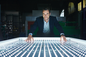  Sascha Neiken, Geschäftsführer von Neickenpartner, einem Hersteller von Lichtwerbung, lässt seine Produktionshalle mit Flüssiggas beheizen. 