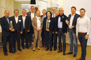  Übergabe der BVF-Awards (v.l.n.r.): Robert Anzenberger (Lindner GFT), André Scheuring-Mazarin (Lindner GFT), Josef Bielmeier (Lindner GFT), Dieter Bitter (Schmöle), Carolin Weinzierl (Lindner GFT), Ulrich Stahl (BVF), Silke Stöckl (Lindner GFT), Heinz-Eckard Beele (BVF, IMI Hydronic Engineering Deutschland), Michael Muerköster (BVF, Danfoss), Achim Nierbeck (mfh Systems), Andreas Piephans (mfh Systems), Daniel Schuschan (mfh Systems) 