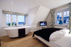  Beispiel: Hotel Alte Strandvogtei (www.alte-strandvogtei.de), SyltIn den Zimmern der Alten Strandvogtei verwöhnt die elegante freistehende Repabad Whirlwanne „Ovalis“ die Gäste mit individuellem Wellnessvergnügen.  