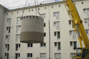  Einer der beiden Pufferspeicher „ThermoSol“ beim Versetzen in der Homburger Landstraße in Frankfurt im Zuge der Modernisierung.  