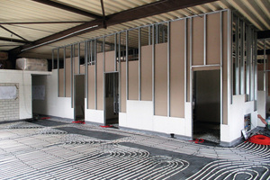  Die rund 750 m² große Bürofläche wird über eine Roth Fußbodenheizung geheizt. Sie ist als Roth Original-Tacker-System ausgelegt. 