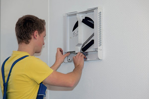   6: Sobald das Lüftungsgerät im Wandeinbaurohr platziert ist, kann die 230-V-Spannungsversorgung angebracht werden. Sie wird am Bedienteil angeschlossen, welches wahlweise an der Geräteober- oder -unterseite installiert wird. Außerdem kann nun auch noch die optionale, externe Bedieneinheit „Zehnder ComfoLED“ installiert und angeschlossen werden. Zum Schluss wird mit der Innenwandhaube die Gerätetechnik dezent verborgen. 