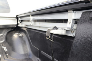  Das C-Channel-Verzurrsystem besteht aus drei Schienen an den Seitenwänden und der hinteren Kabinenwand, die mit verschiebbaren Verzurrschlitten ausgestattet sind.  
