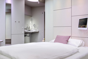  Einen hohen Designanspruch bei entsprechender Funktionalität vereint das Muster-Hotelzimmer inklusive Badbereich. 
