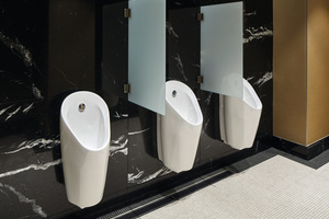  Die Urinale Geberit „Preda“ kommen im „The Fontenay“ gänzlich ohne Betätigungsplatte aus, da die Wasserspülung durch einen Sensor ausgelöst wird.  