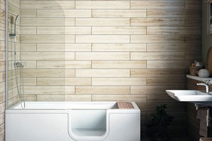 2-in-1 Pro­dukt: Ba­de­wan­ne und Du­sche aus der Kol­lek­ti­on Con­for­ma von Vi­trA Bad 