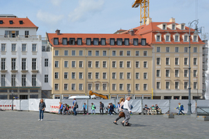  Im historischen Aussehen des ersten historischen Kaufhauses der Stadt entstand ein modernes Gebäude mit Wohnungen und Galerie, dass sich jedoch am historischen Vorbild orientierte. 