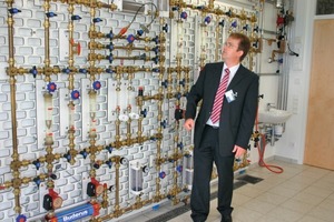  Der technische Referent Steffen Schrenk an der Hydraulikwand 