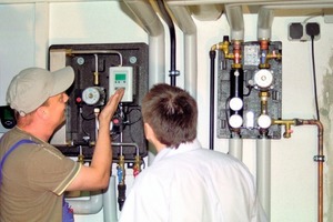  Regelung der WarmwasserstationDer SHK-Unternehmer Claus Grebner (li.) zeigt Michael Weinmann von Estec Energiespartechnik, wie an der Regelung der Warmwasserstation die gewünschte Warmwassertemperatur eingestellt wird 