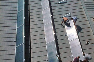  Solarluft-KollektorenDer solare Warmlufterzeuger nutzt sogenannte Solarluft-Kollektoren. Durchströmende Luft wird darin je nach Sonneneinstrahlung um bis zu 40 K aufgeheizt 