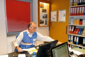  Software-EinsatzHorst Baier bei der täglichen Büroarbeit, bei der er von einer Handwerker-Software unterstützt wird 