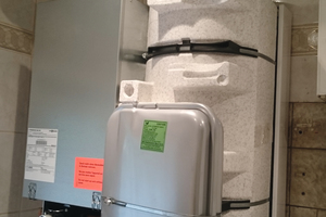  Sämtliche Verbindungen der Abgasleitung liegen im Aufstellraum Badezimmer frei – Frischluftöffnung ins Freie wäre hier erforderlich - Umbau auf „B53S“ erforderlich! 