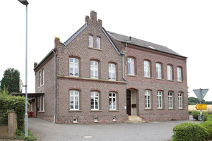  Die denkmalgeschützte Alte Schule in Tönisberg ist heute ein Mehrfamilienhaus. Sie wird mittels moderner Fußbodenheizung und Luftwärmepumpe beheizt. 