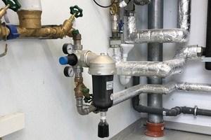  Die "permaster black" Filter-Druckminderer-Kombination schützt die Trinkwasserinstallation vor eingeschwemmten Schmutzpartikeln und kann Druckschwankungen aus dem Versorgungsnetz ausgleichen. Die getönte Filtertasse bietet zudem Lichtschutz gegen Algenbildung. 