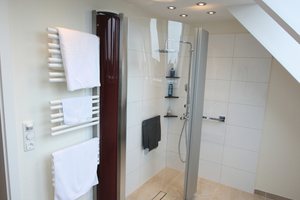 Bild 4: Duschareale mit begrenzten Platzverhältnissen können mit Hilfe des „Plancofix“ und beweglichen Duschabtrennungen barrierefrei gestaltet werden.  
