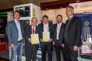  Das Foto entstand während der Verleihung des Passivhauszertifikats in Heidelberg. Es zeigt (von links nach rechts) Thomas Mikeska und Prof. Dr. Wolfgang Feist (beide Passivhaus Institut), Reiner Hackl und Klaus Lang von der Systemair GmbH sowie Dr. Berthold Kaufmann (auch Passivhaus Institut).  