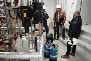  Massimo Covello (re.), ID Lufttechnik und Anlagenbau AG, war Projektleiter für das Heizungs- und Kältekonzept. Markus Kurz (Mitte) und Gianni Laportosa (li.) von perma-trade Wassertechnik dokumentierten vor Ort den Einsatz des Füllwasseraufbereitungssystems „permaLine“. 