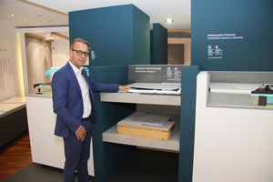  Sven Rensinghoff, Mitglied der Geschäftsleitung bei Bette und verantwortlich für Marketing &amp; Produktmanagement, in der Ausstellung bei Bette in Delbrück. 