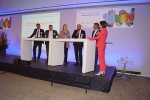  (v.l.) Michael Hilpert (ZVSHK), Uwe Glock (BDH), Dr. Simone Peter (BEE), Jörg Debus (IWO) und Dr. Gerhard Holtmeier (bdew) sowie Moderatorin Ursula Heller. 