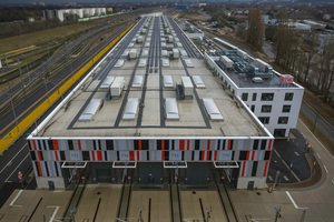  Im neuen Instandhaltungswerk der Bahn in Köln Nippes sorgen eine Wärmepumpenanlage, Solarthermie, Photovoltaik und LED-Licht für hohe Energieeffizienz.  