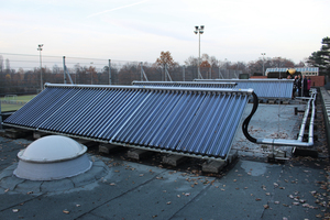  Solarthermie-Kollektoren und 3000 l fassendes Pufferspeichersystem (Bild unten), das zur Trinkwassererwärmung einer Sportanlage ausgelegt ist. Die Heizung wird bei Überschusswärme mit unterstützt.  