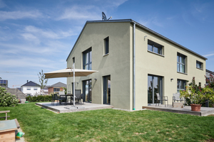  <div class="bildtext_1">233 m² Gebäudenutzfläche mit einem Heizwärmebedarf von 18 kWh/m²a, einer Heizlast von lediglich 13 W/m² und einer Kühllast von 6 W/m² – das sind die wesentlichen Kennwerte des Neubaus in Wörth am Rhein.</div> 