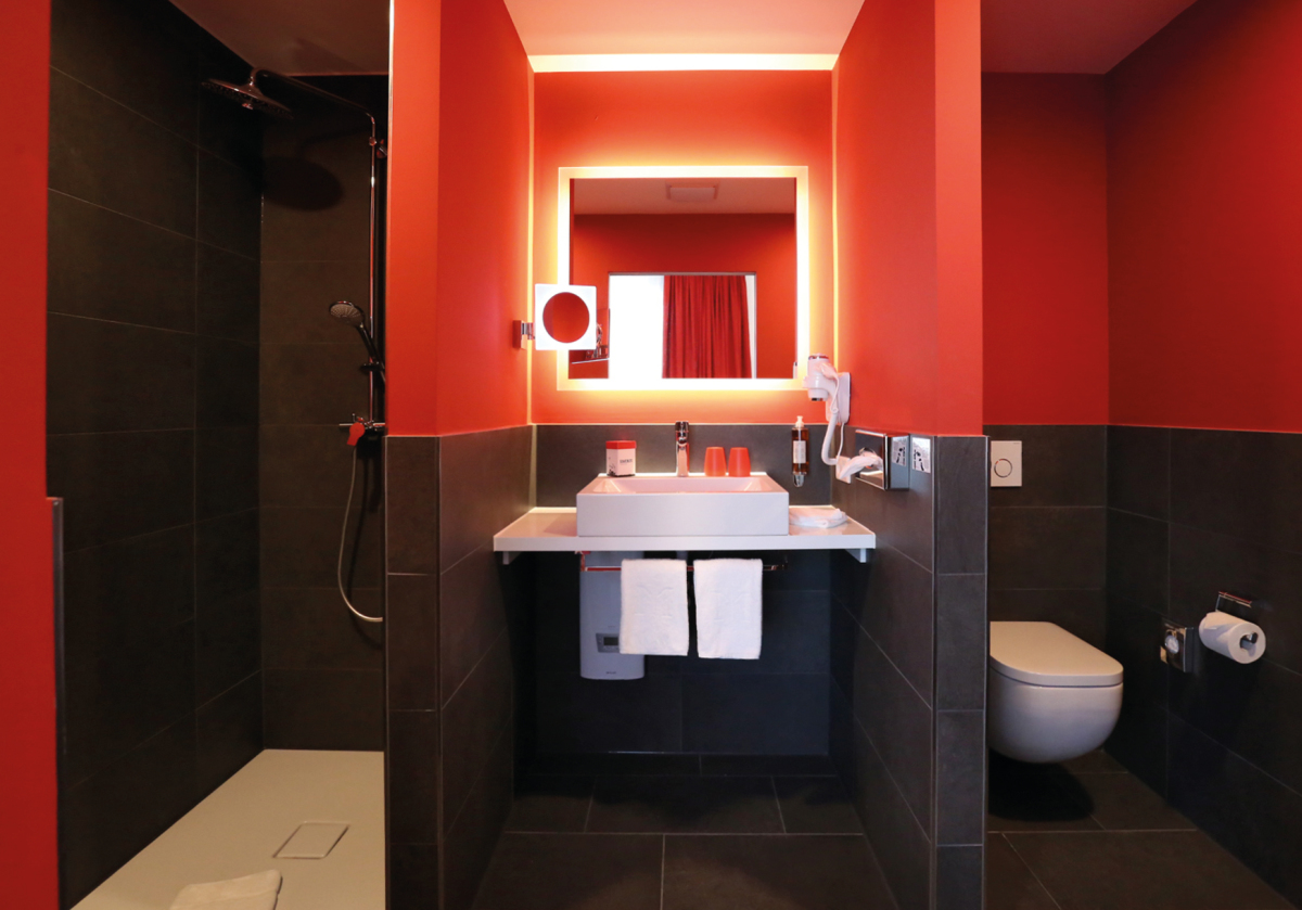 Kontrastreiche Badlösungen beim Dormero Hotel - SHK Profi